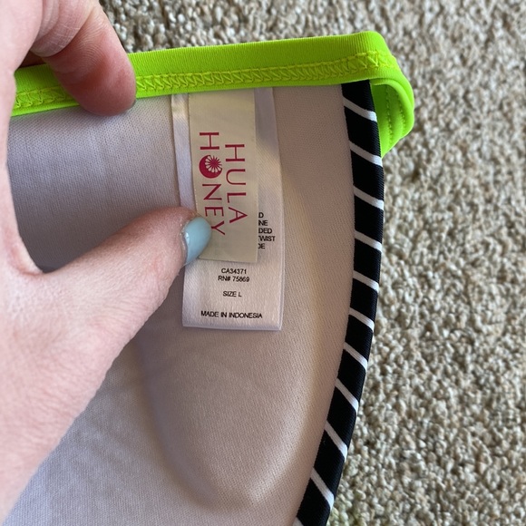 EUC Womens Large Triangle Bathing Suit Top in Black, White and Neon Green - Picture 3 of 4